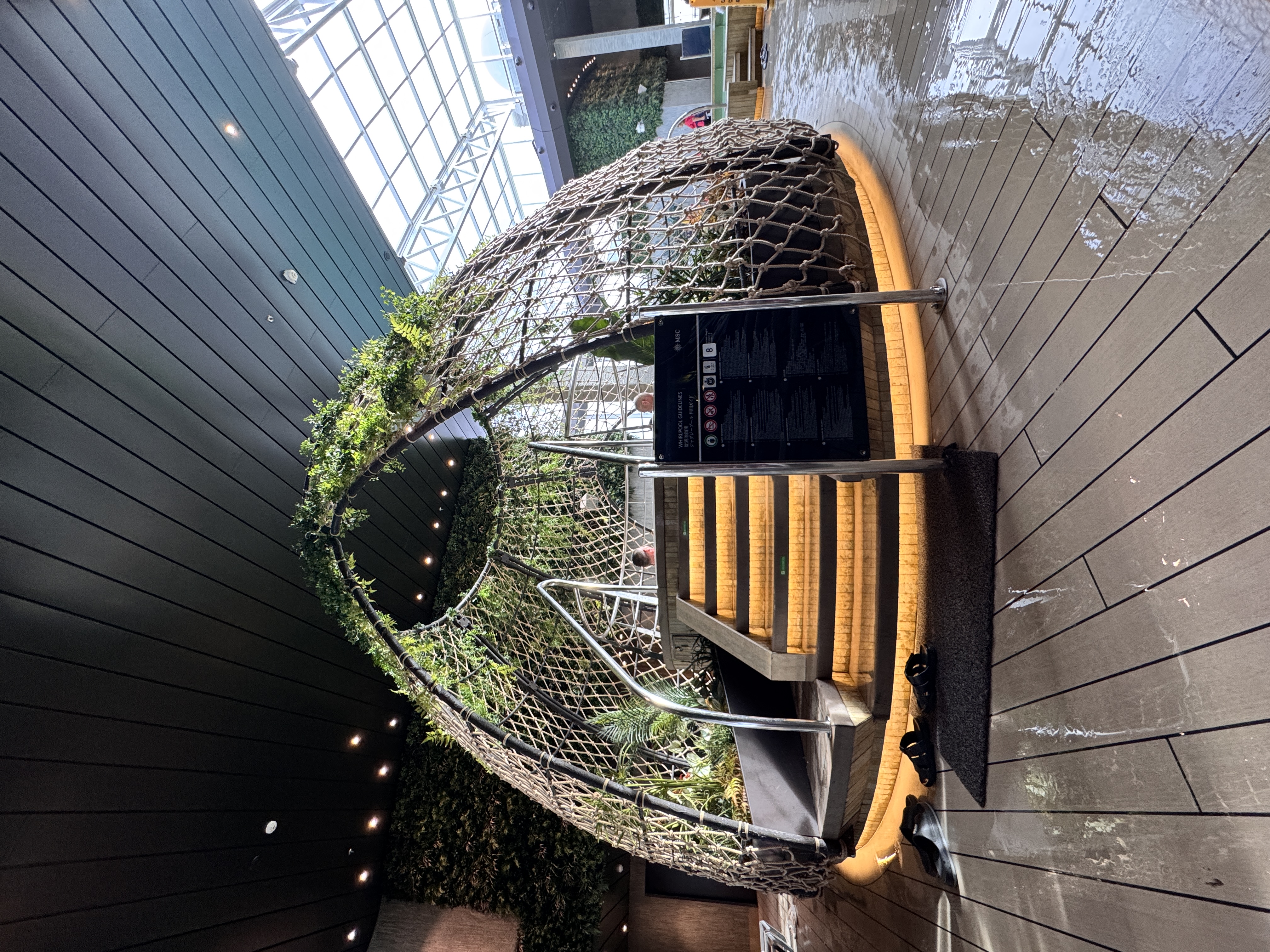 Botanic Garden Small Hot Tub